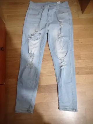 Pantalón vaquero desgarrado azul
