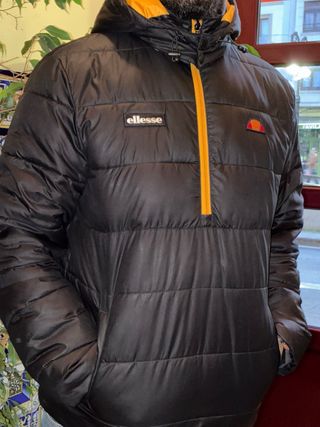 Anorak Canguro Ellesse Hombre Negro Naranja
