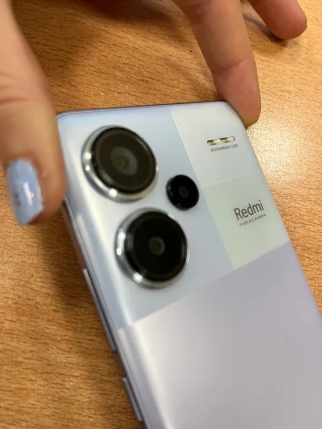 Redmi Note 13 Pro+ com capas de presente