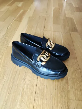 Mocasines negros con detalle dorado