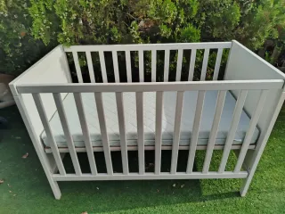 Cuna de madera blanca Ikea.