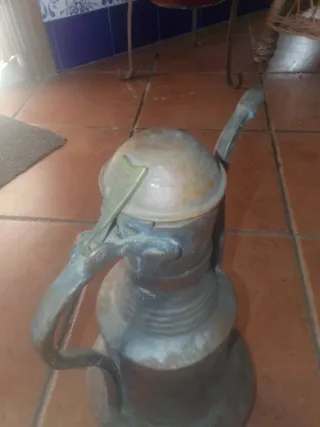 Aceitera de metal antigua