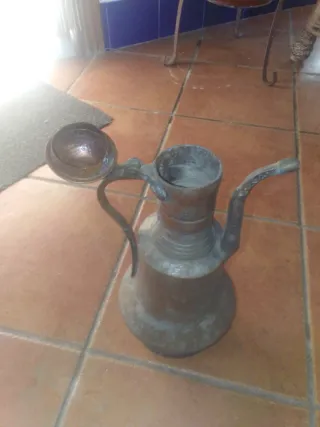 Aceitera de metal antigua