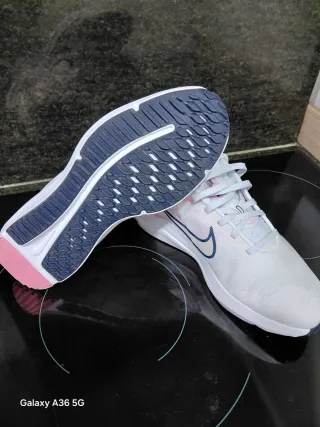 Zapatillas Nike Blancas y Rosas