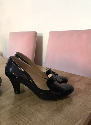 Zapatos de tacón negros con lazo