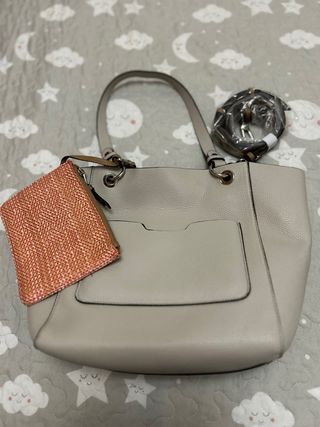 Bolso gris con neceser rosa