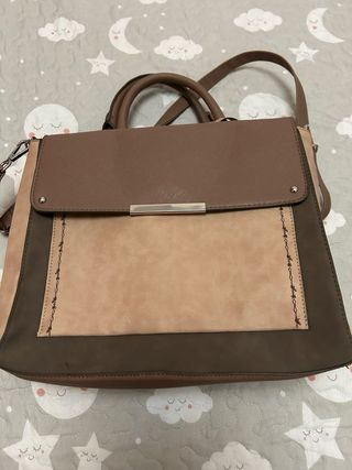 Bolso gris con neceser rosa