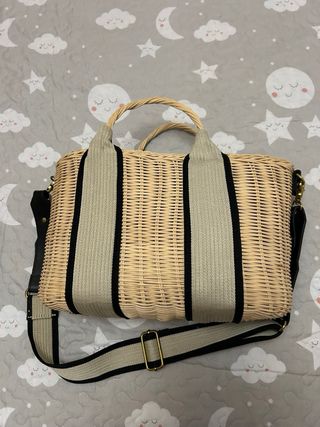 Bolso gris con neceser rosa