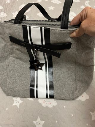 Bolso gris con neceser rosa