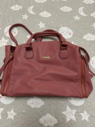 Bolso gris con neceser rosa