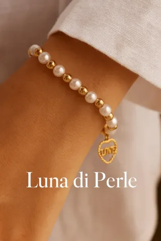 “Una promessa d’amore intrecciata in ogni perla.”