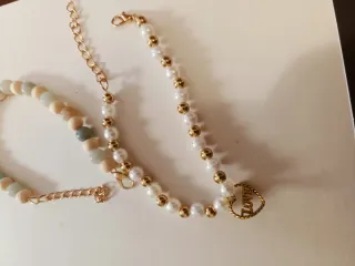 “Una promessa d’amore intrecciata in ogni perla.”