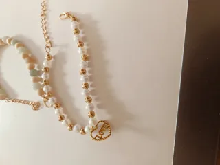 “Una promessa d’amore intrecciata in ogni perla.”