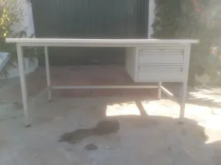 Mesa de trabajo metálica con 2 cajones
