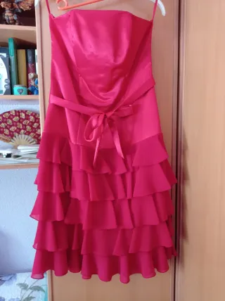 Vestido de fiesta rosa con volantes