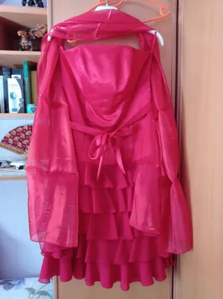 Vestido de fiesta rosa con volantes