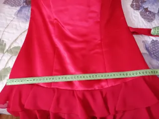 Vestido de fiesta rosa con volantes