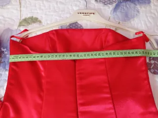 Vestido de fiesta rosa con volantes