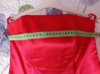 Vestido de fiesta rosa con volantes