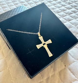 Collana con ciondolo a croce