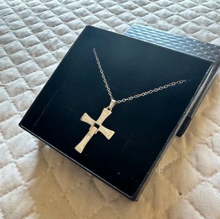 Collana con ciondolo a croce