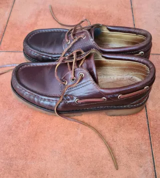 Zapatos náuticos de piel marrón