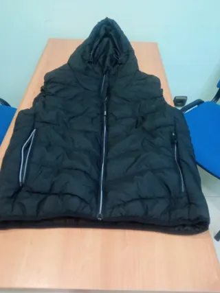 Chaleco acolchado negro con capucha