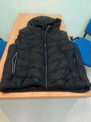 Chaleco acolchado negro con capucha