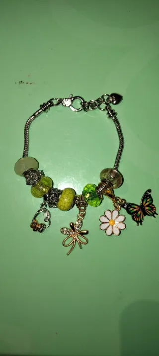 Pulsera tipo Pandora con charms