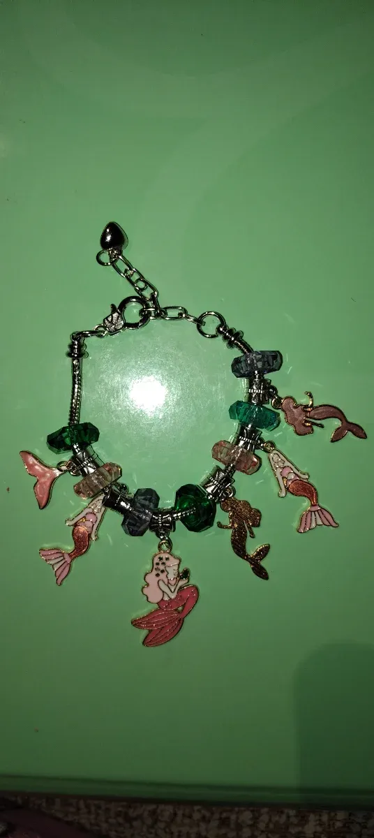 Pulsera tipo Pandora con charms