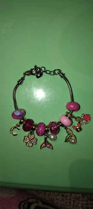 Pulsera tipo Pandora con charms