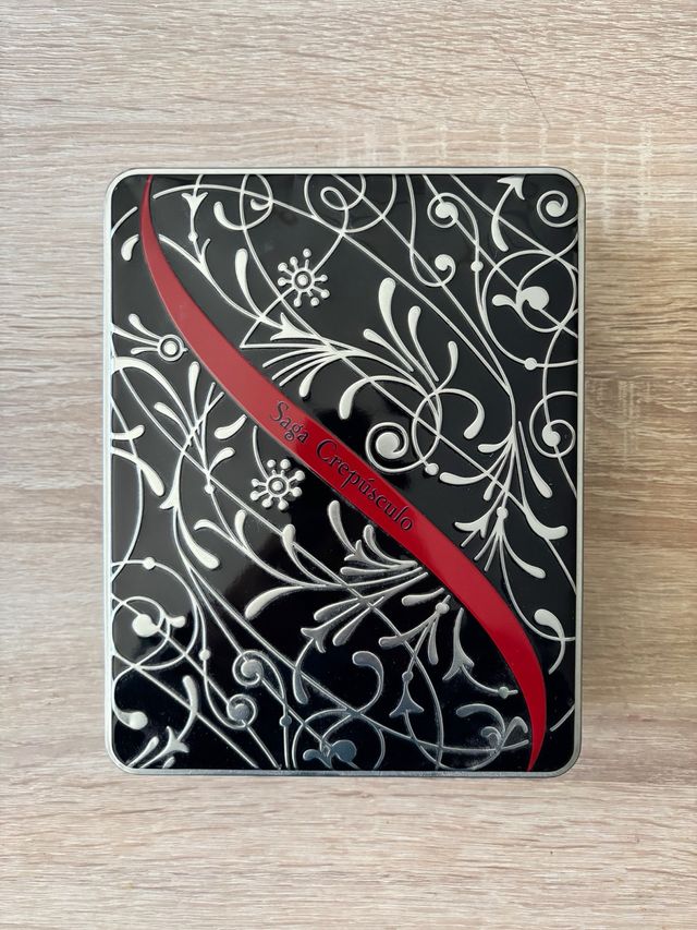 Novelas gráficas y caja con cuadernos para Laura