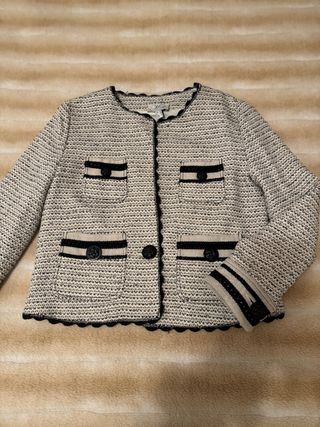 Chaqueta corta tweed beige y negra