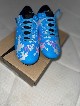 Zapatillas de fútbol azul y rosa