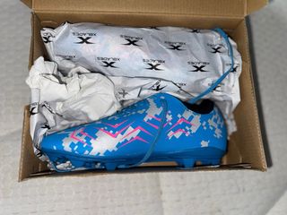 Zapatillas de fútbol azul y rosa