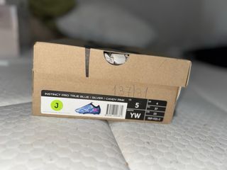 Zapatillas de fútbol azul y rosa