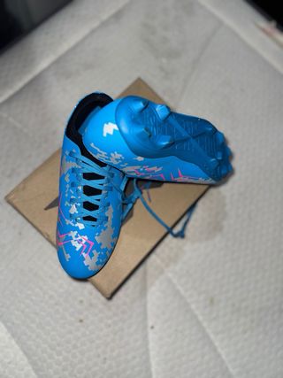 Zapatillas de fútbol azul y rosa