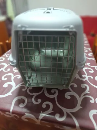 Trasportino per animali grigio e bianco