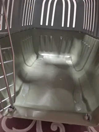 Trasportino per animali grigio e bianco