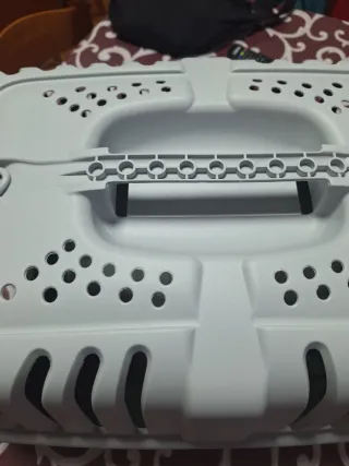 Trasportino per animali grigio e bianco