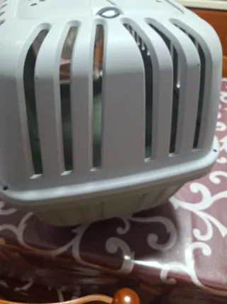 Trasportino per animali grigio e bianco