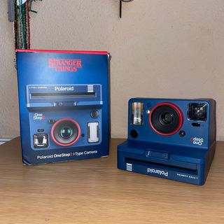 Cámara Polaroid OneStep2 Stranger Things Edición