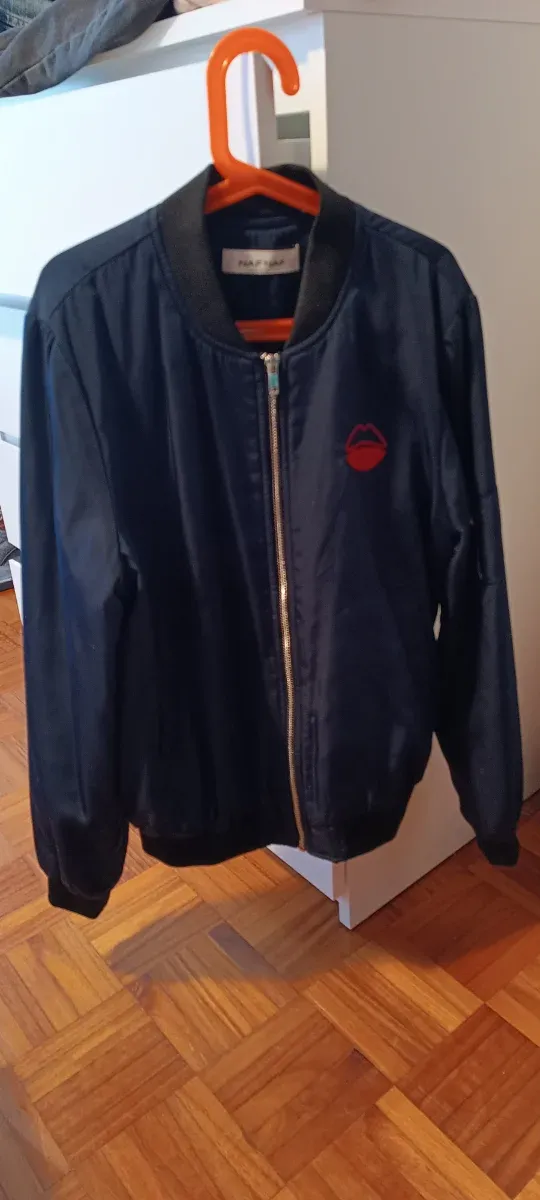 Bomber Naf Naf azul marino con labios rojos