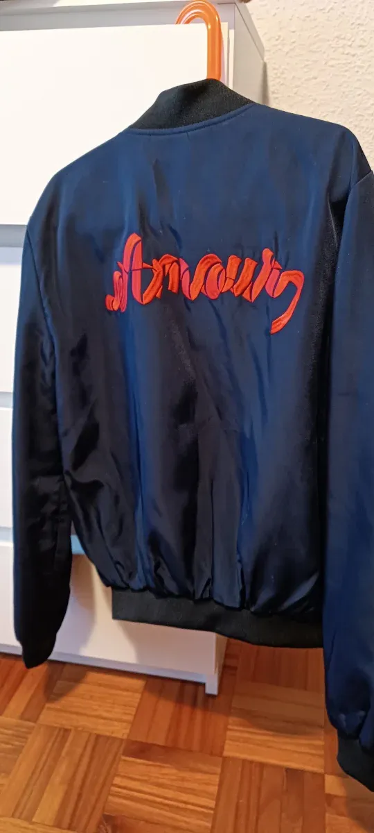 Bomber Naf Naf azul marino con labios rojos