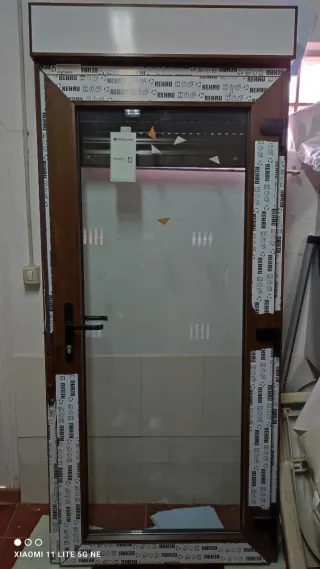 Puerta PVC con marco y cristal