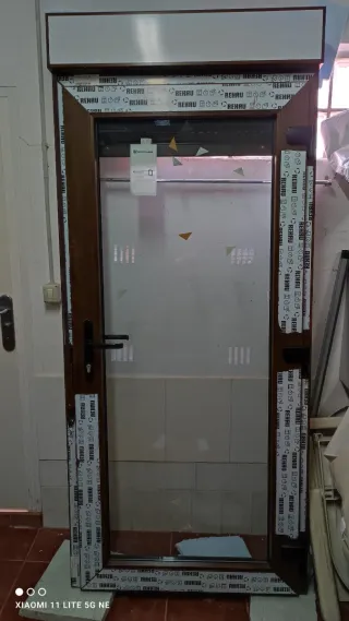 Puerta PVC con marco y cristal