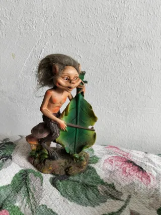 Statuetta elfo con strumento musicale