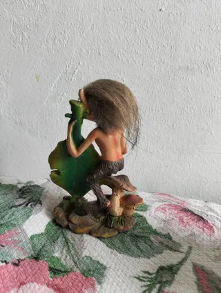 Statuetta elfo con strumento musicale