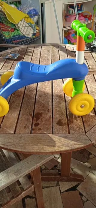 Triciclo infantil azul y amarillo