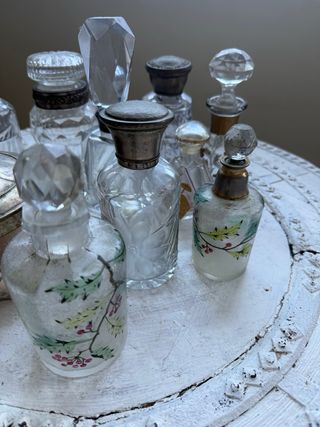 Vecchie bottiglie da profumiere